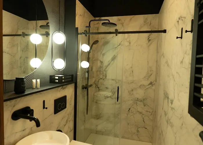 Goldline Premium Center Apartment