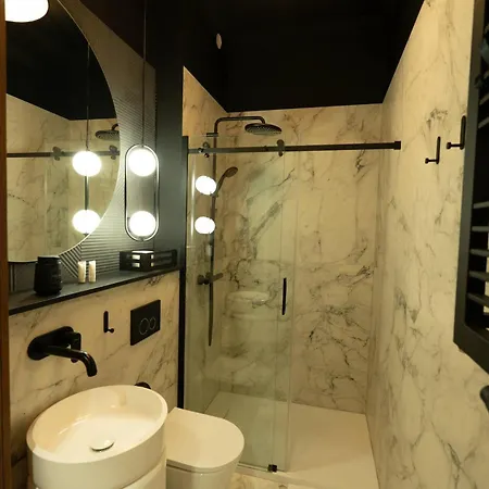 Goldline Premium Center Apartment